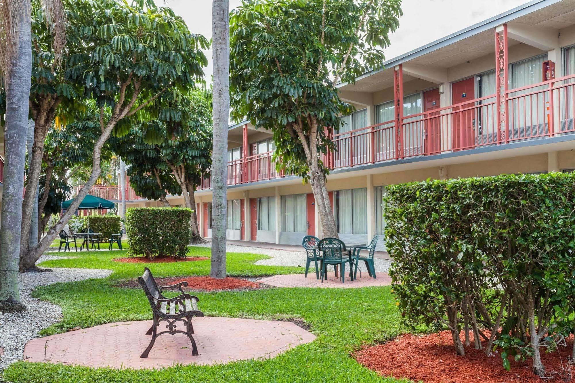 Days Inn By Wyndham West Palm Beach Eksteriør billede