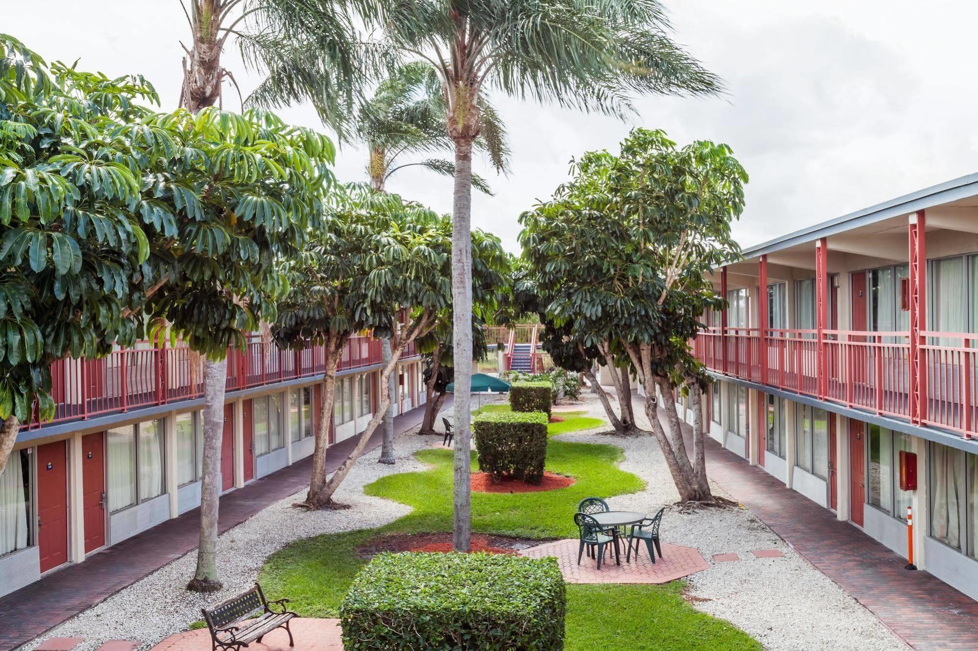 Days Inn By Wyndham West Palm Beach Eksteriør billede