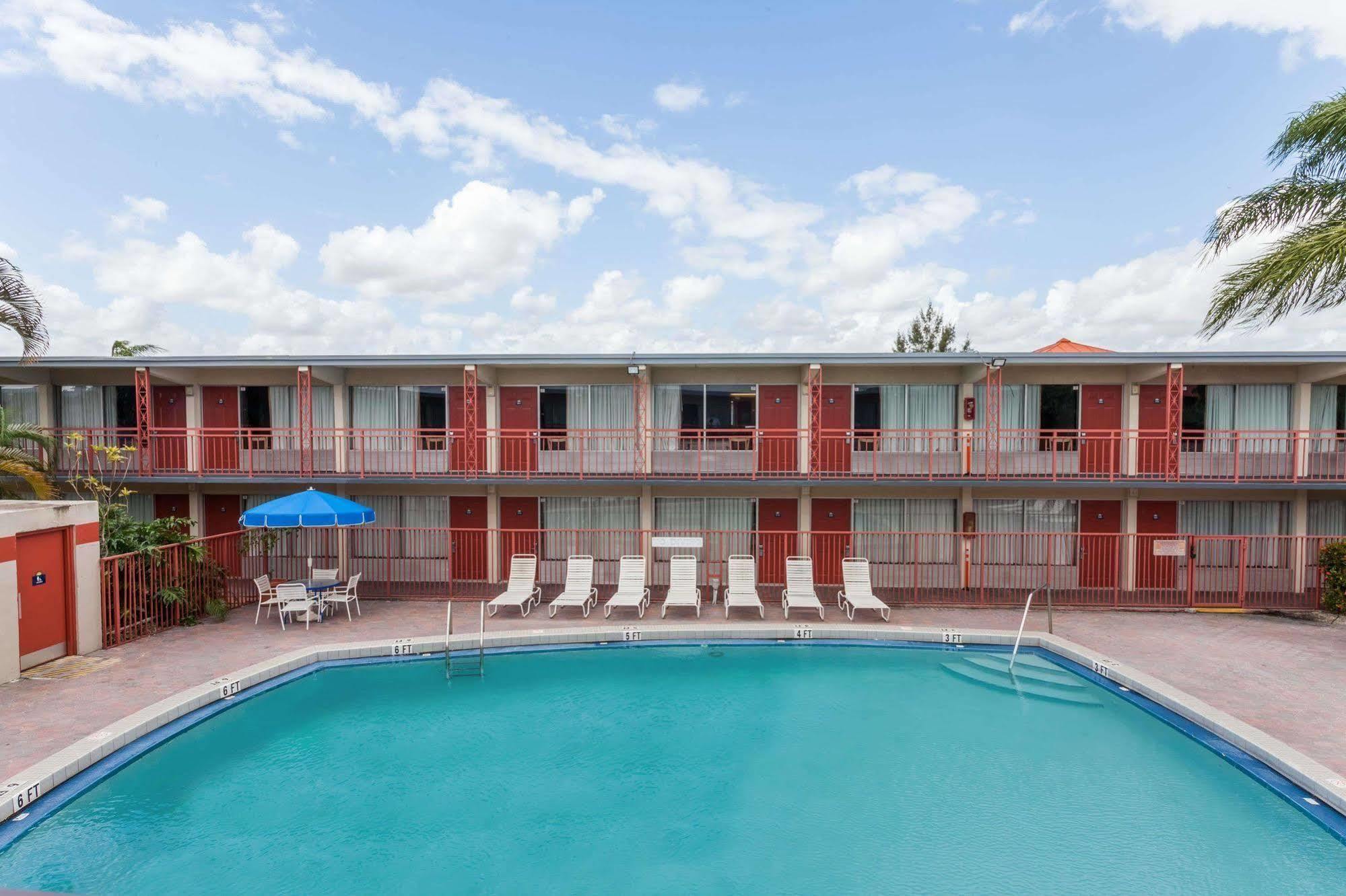 Days Inn By Wyndham West Palm Beach Eksteriør billede