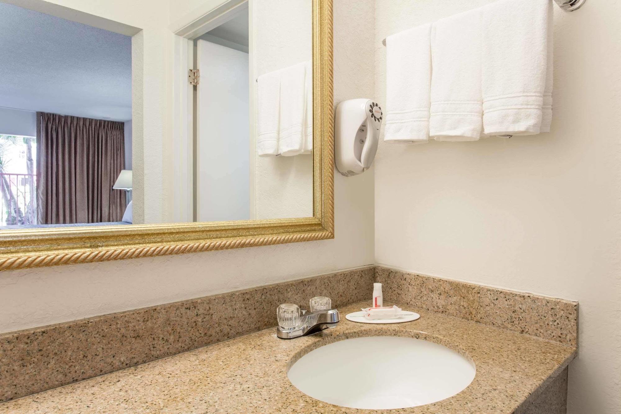Days Inn By Wyndham West Palm Beach Eksteriør billede