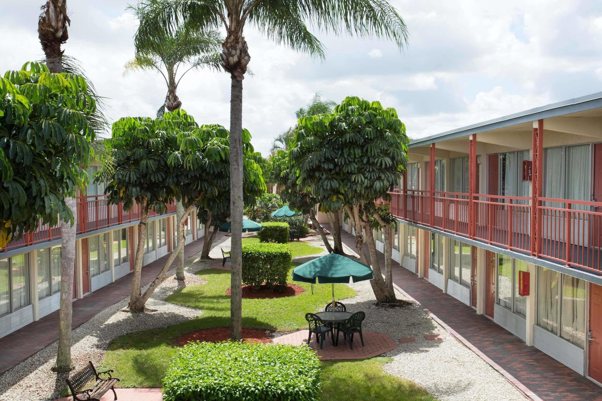 Days Inn By Wyndham West Palm Beach Eksteriør billede