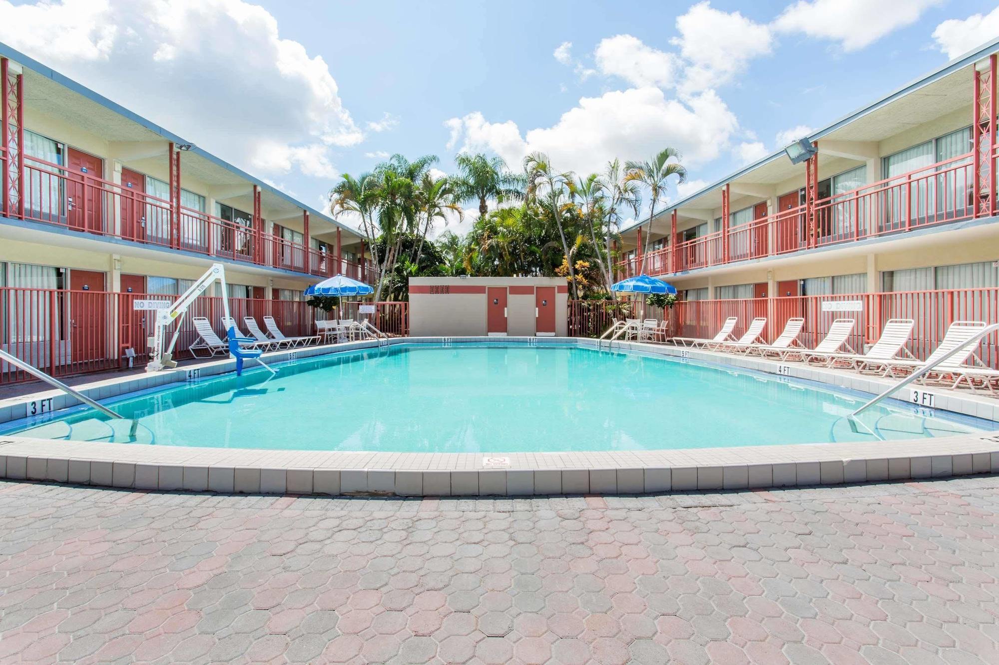 Days Inn By Wyndham West Palm Beach Eksteriør billede